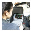 ポータブルDVDプレーヤーを車内で楽しむイメージ